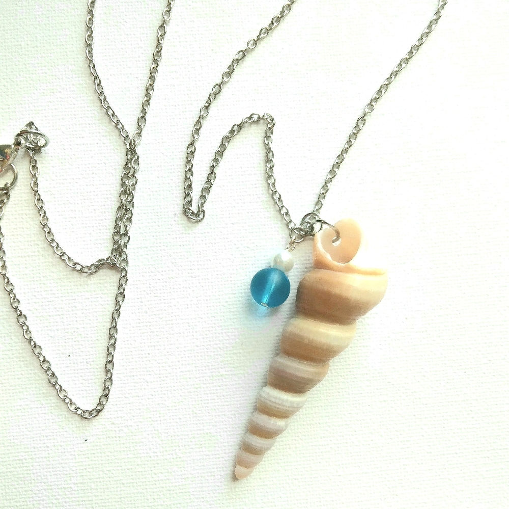 Elegant Shell Pendant Necklace